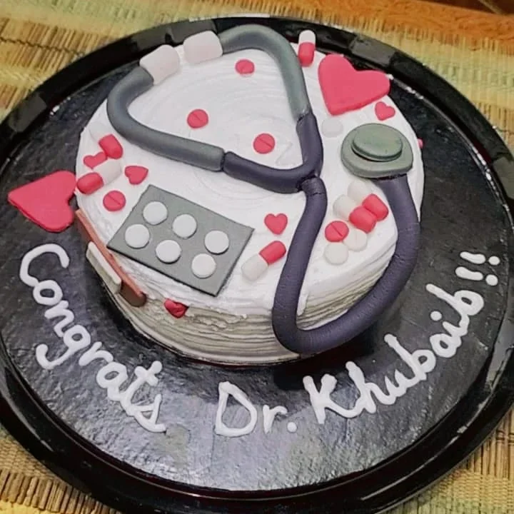 Personalized graduation cake