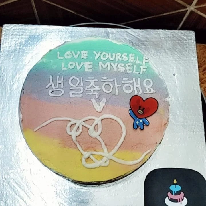 Personalised Music and K-Pop Birthday Cake